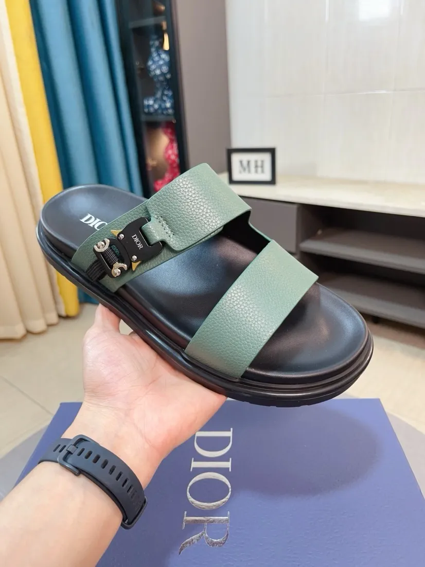 Men's Men's Shoes 💰320🌸🌸Dior Aqua Men's Sandals Slippers. Showcasing Dior haute couture design. The Dior gray suede strap is accented with an aluminum Dior buckle for added style. Paired with a comfortable tonal notch sole, they pair easily with shorts or jeans for a sophisticated look. Main body: suede cow leather, technical fabric lining: cow leather, with adjustable straps, aluminum Dior buckle, Dior gray EVA insole, tonal notch rubber outsole splicing structure👌👌size: 38-44 (45.46 customized)